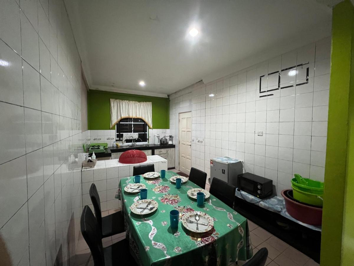 Hanif Homestay Kuching Exterior foto